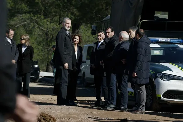 Los reyes han saludado a las autoridades y han agradecido su trabajo a los equipos de emergencia que trabajan en la zona y a algunos vecinos