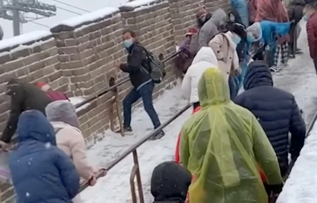 Gran Muralla China se vuelve pista de hielo tras nevada; videos muestran a turistas con dificultades