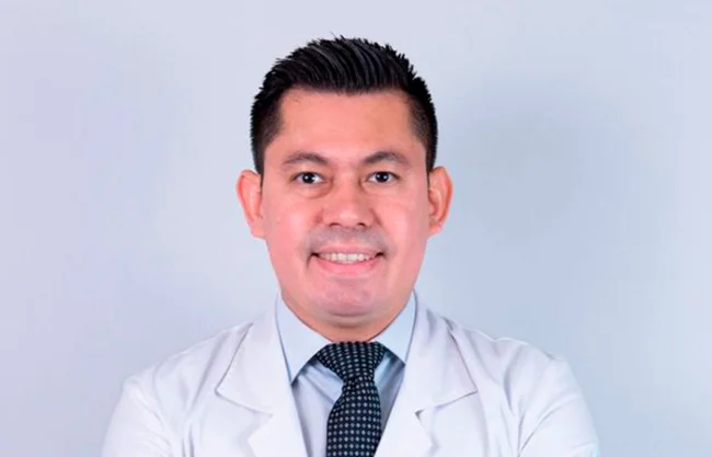 ¿Quién es Alejandro Izaguirre el médico acusado de negligencia en muerte de niño de 2 años en NL?