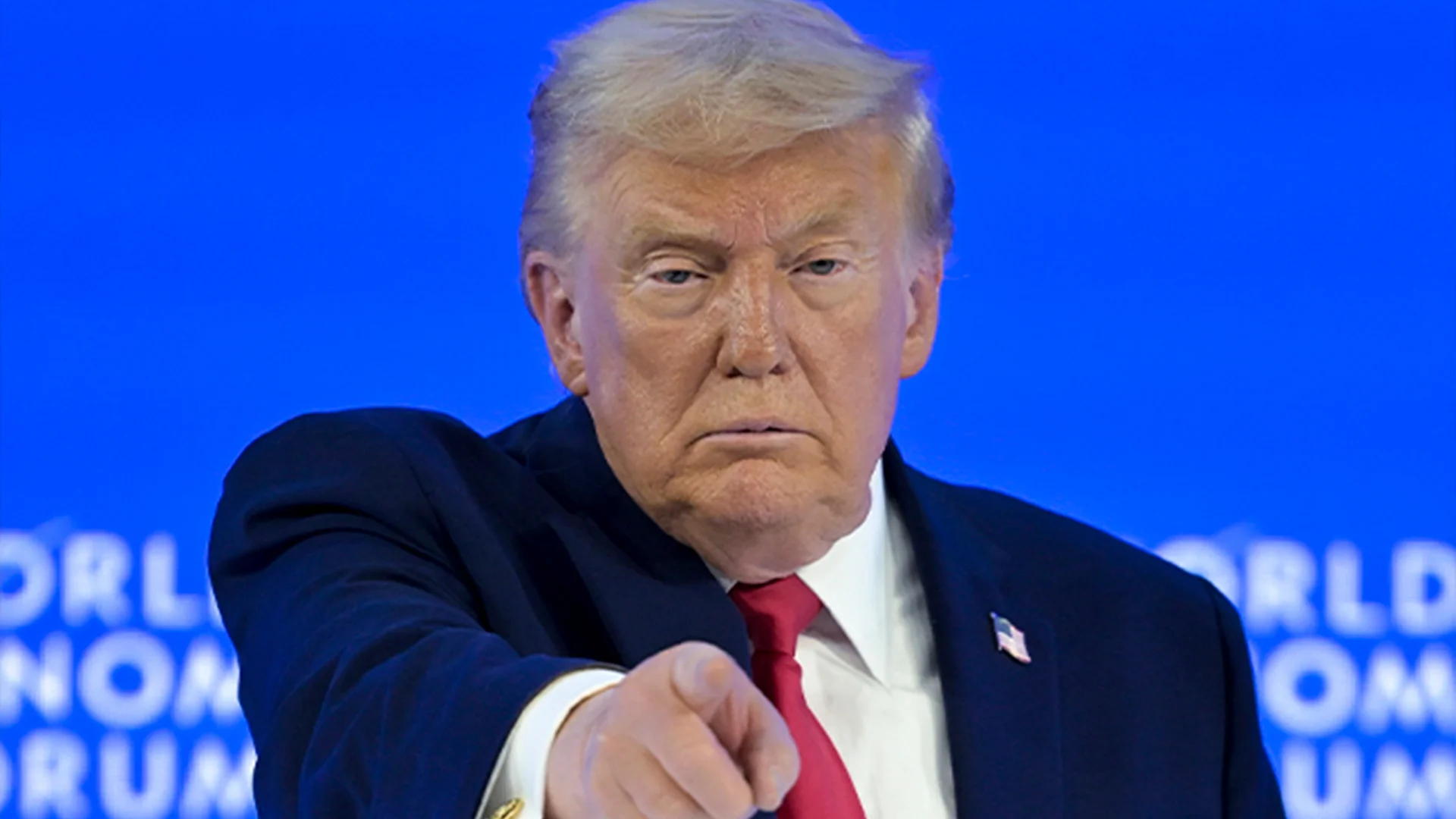 Descarta fuerza armada para tomar control de Groenlandia y retira amenaza de aranceles.