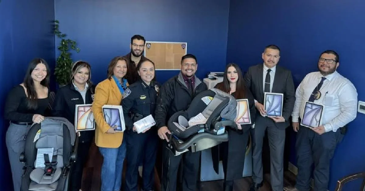 Policía de Eagle Pass recibe asientos infantiles e iPads