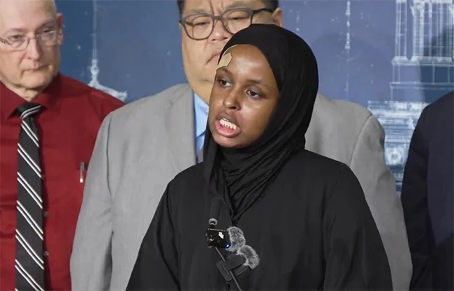 Joven estadounidense denuncia golpiza y ‘secuestro’ de agentes del ICE en Minnesota