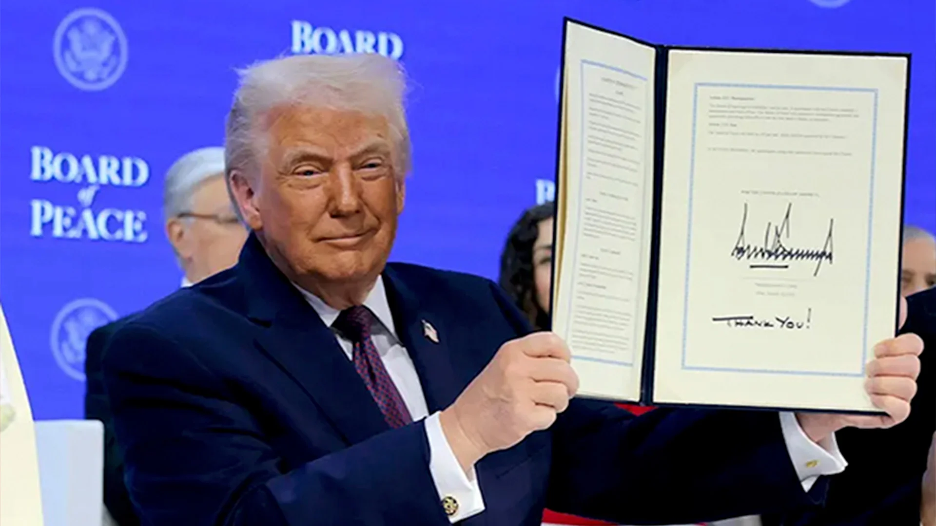 Otorgan al ICE permiso para ‘cazar’ en hogares; abandona Trump a la OMS