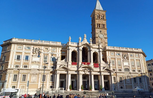Basílica donde descansan restos del papa Francisco introduce cajero automático para los donativos
