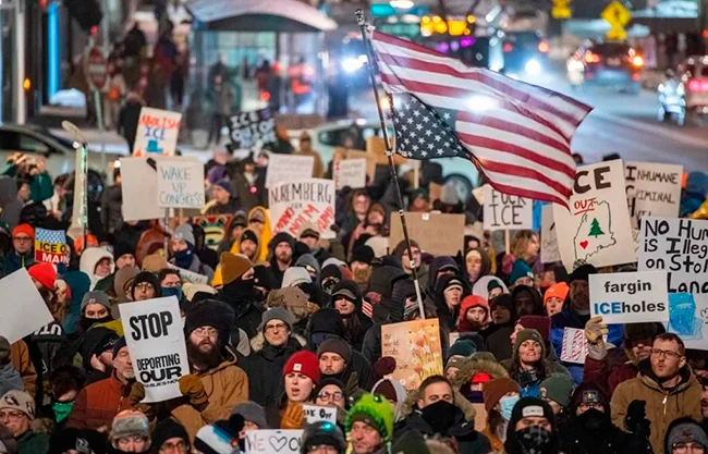 Restaurantes, comercios e instituciones culturales bajaron sus persianas tras las convocatorias para desafiar las operaciones de los agentes