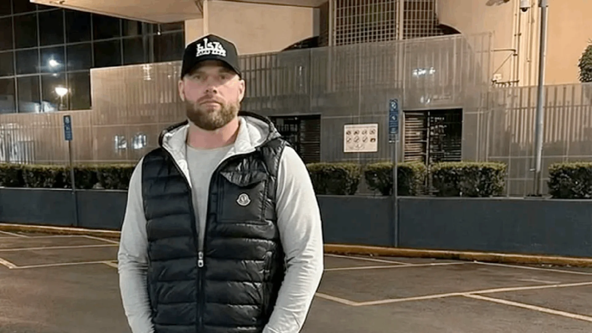 A través de una publicación de redes sociales, un representante de Wedding compartió una fotografía en la que se le ve de pie sobre una calle.