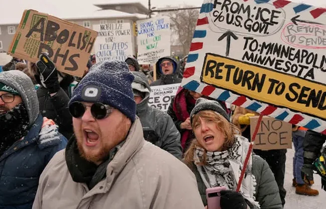 Minnesota activó a la Guardia Nacional para que ayude a la Policía en medio de crecientes protestas por muerte de un hombre a manos del ICE