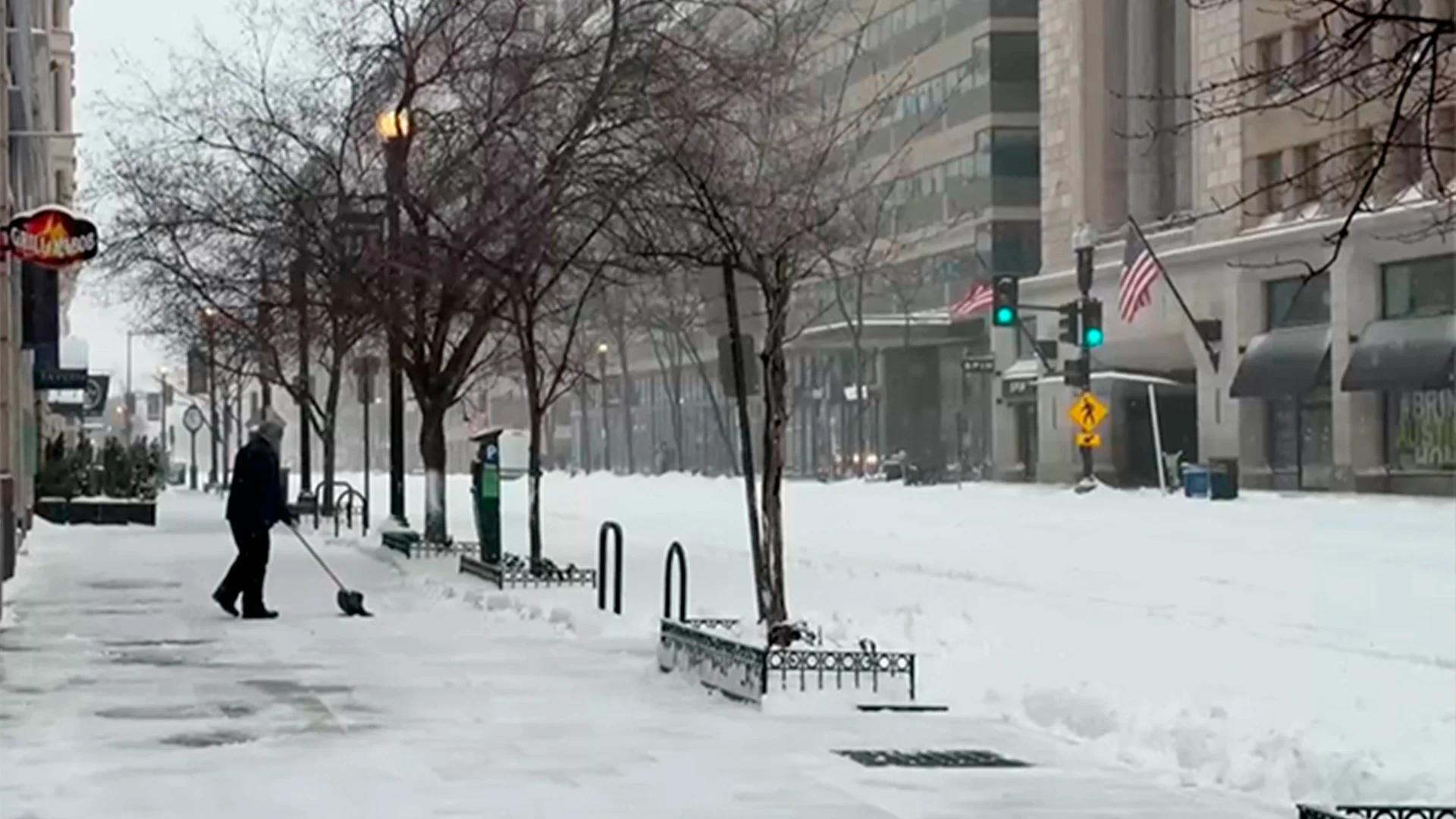 Kristi Noem ha pedido a la población de los más de 20 estados que han activado protocolos de emergencia que se evite salir de casa.