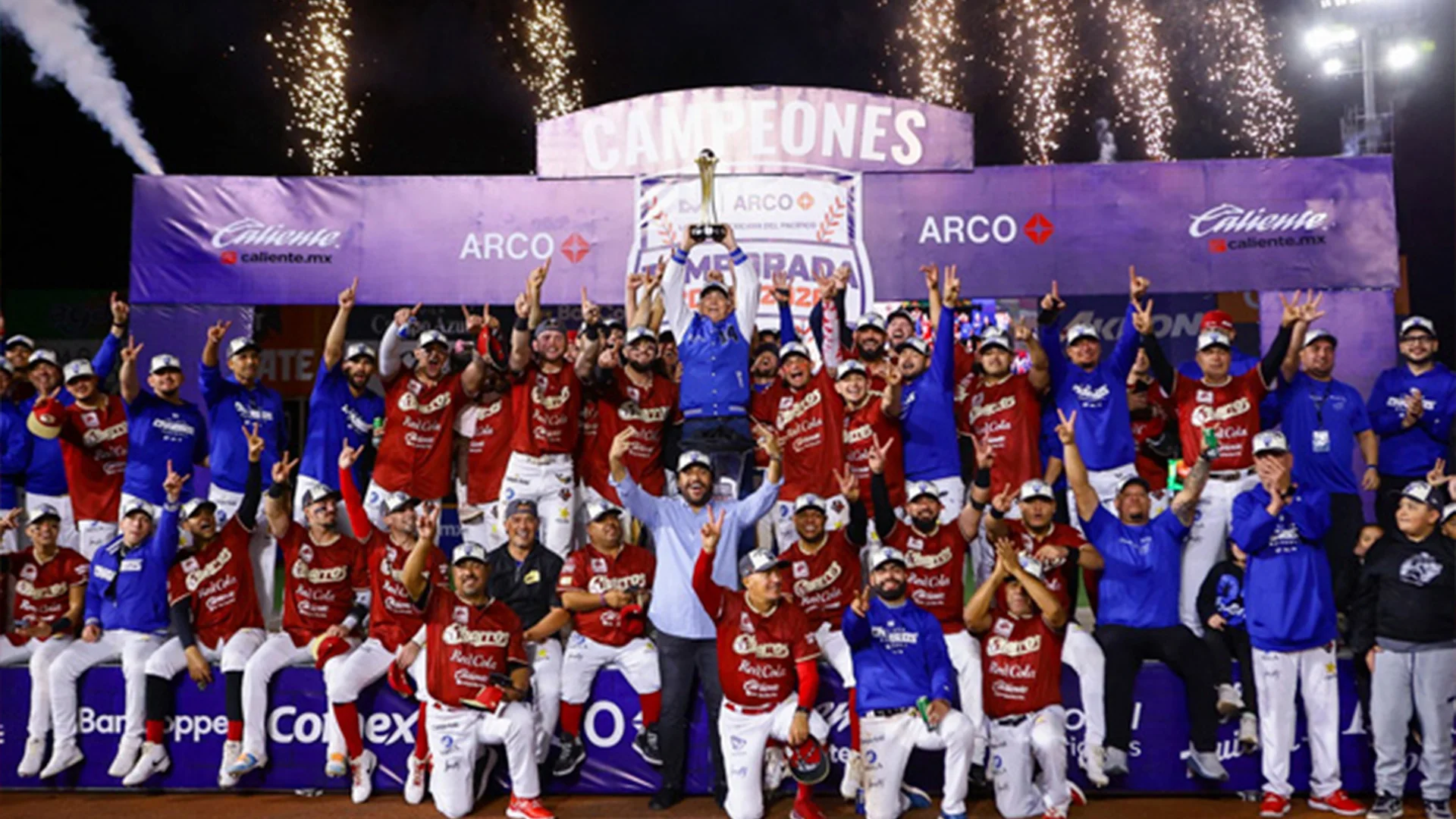 Ante un aforo repleto, la novena jalisciense celebró el campeonato del circuito invernal en su casa, el Estadio Panamericano abarrotado.