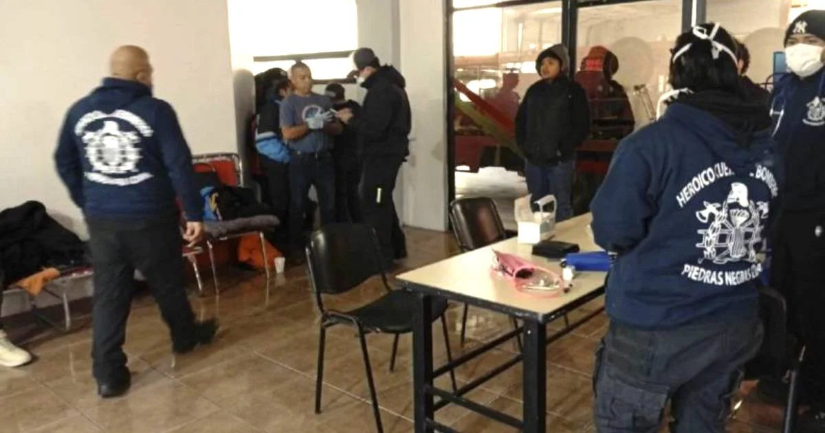 Bajas temperaturas en Piedras Negras llevan a 30 personas a refugio temporal. Bomberos activa plan de emergencia y reparte cientos de cobijas.