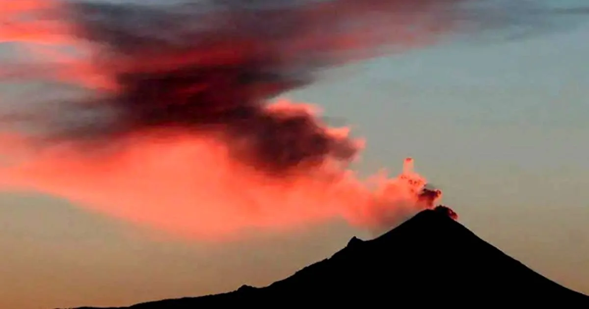 La Luna “desciende y se posa” sobre el Popocatépetl