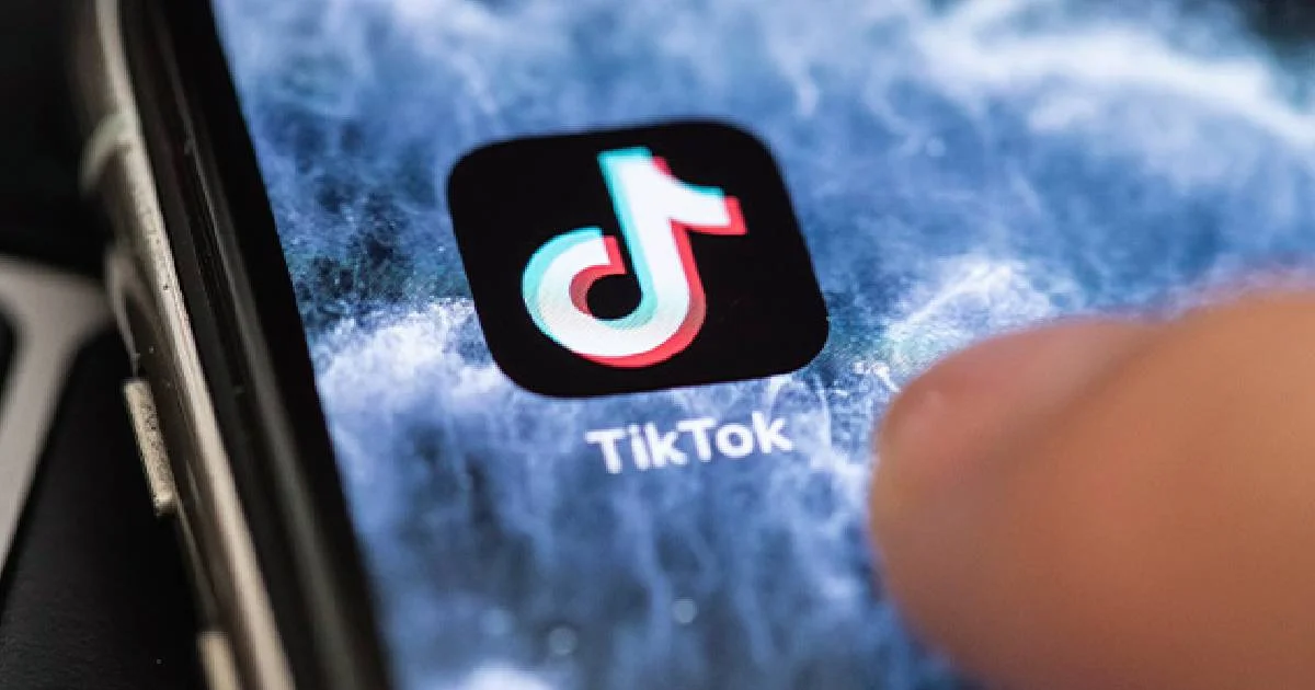 Falla algoritmos de TikTok por un corte de energía desata teorías sobre nuevos inversionistas