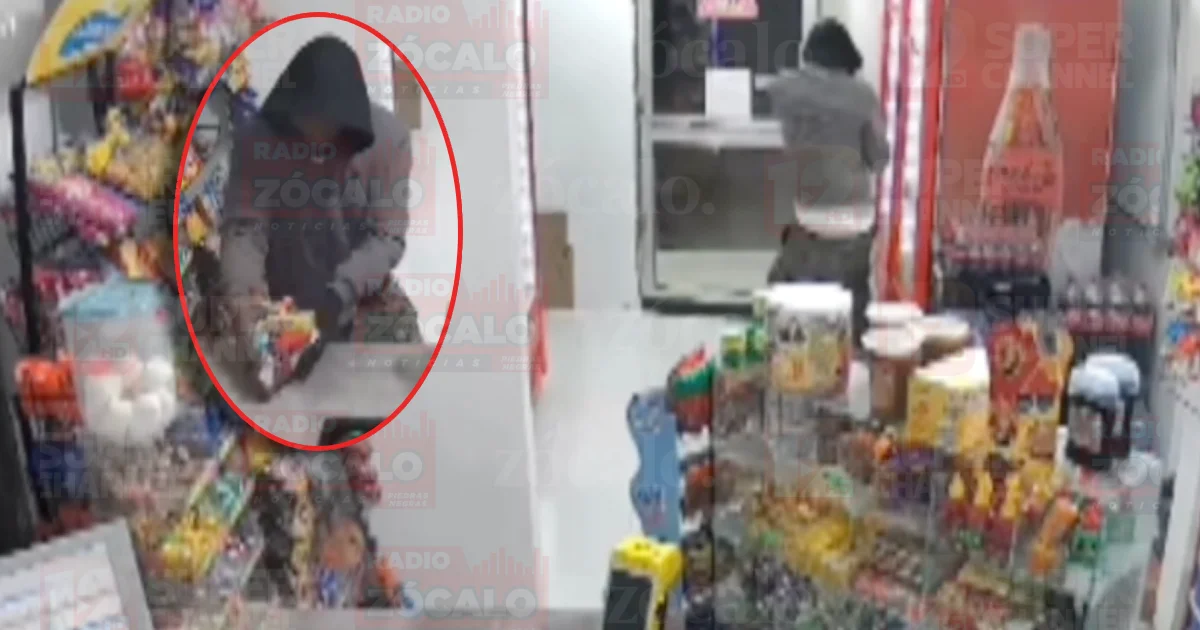 Tomó algunos artículos de consumo, como botana y galletas, para luego salir rápidamente del lugar sin pagar.