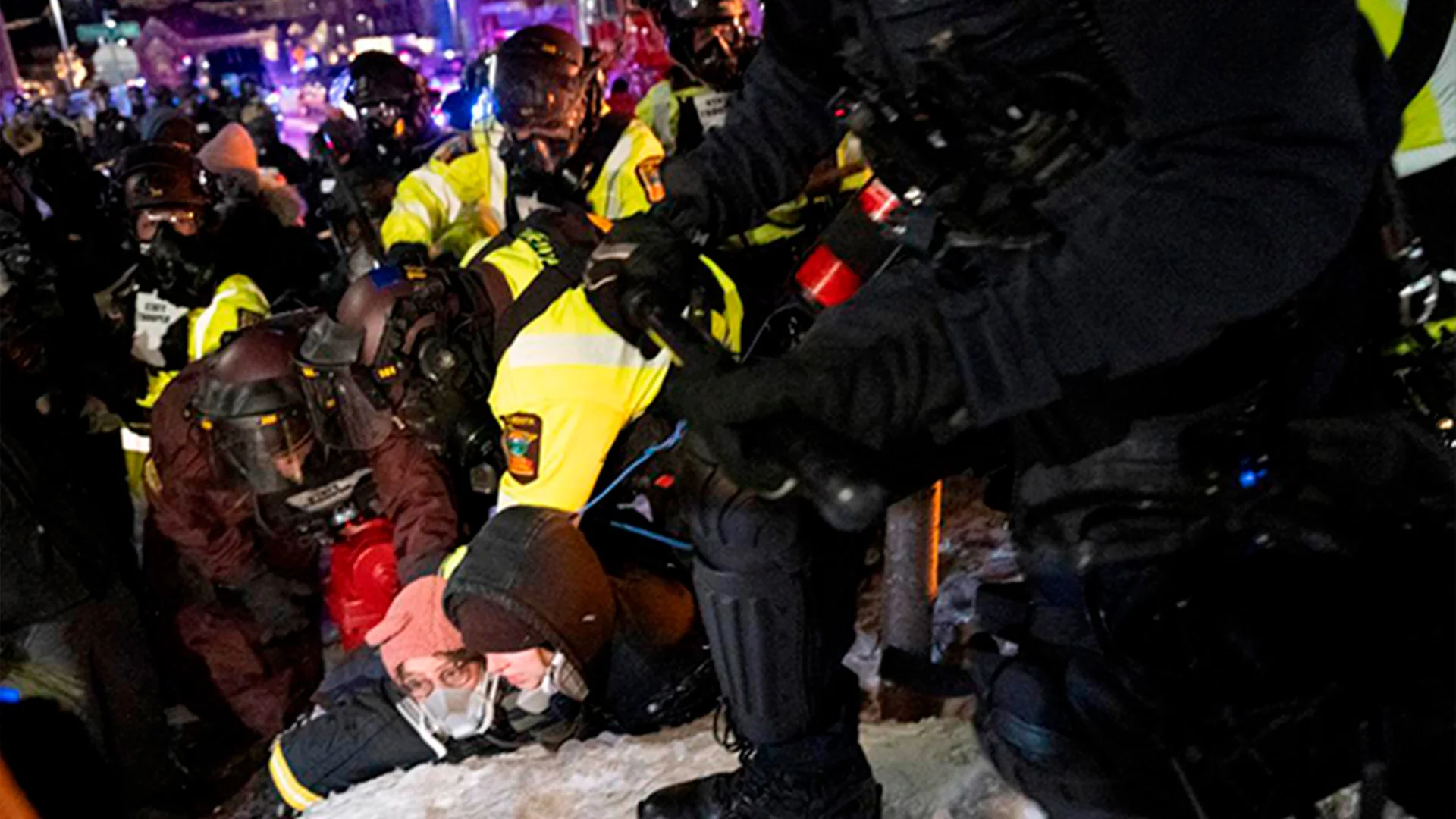 El juez busca que Todd Lyons explique por qué el ICE no ha cumplido decenas de órdenes judiciales y por qué no debe ser declarado en desacato.