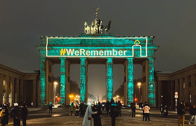 La iniciativa busca preservar la memoria del Holocausto, combatir el antisemitismo y reafirmar el compromiso global con el "Nunca Más"