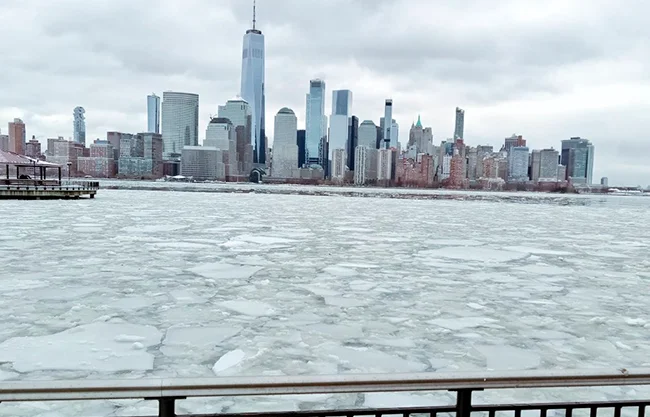 Tormenta invernal congela el Hudson y paraliza transporte fluvial en Nueva York