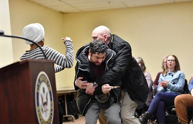 ‘Seguramente ella misma orquestó que la rociaran, conociéndola’, señaló el presidente.