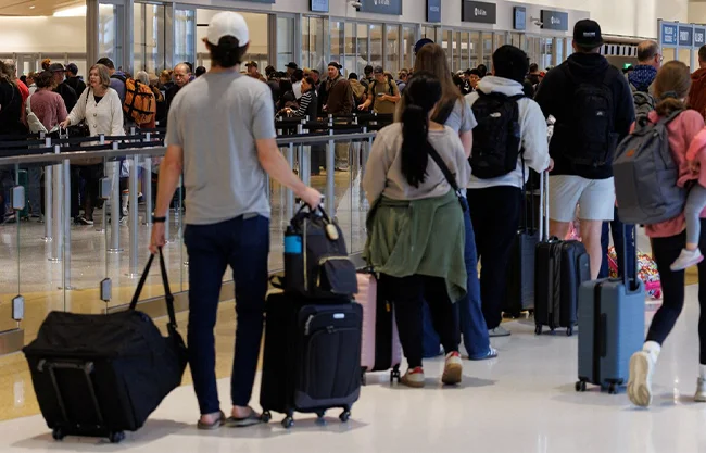 Una encuesta revela que un tercio de los visitantes extranjeros evitaría viajar a EU si se aprueba la nueva política migratoria.