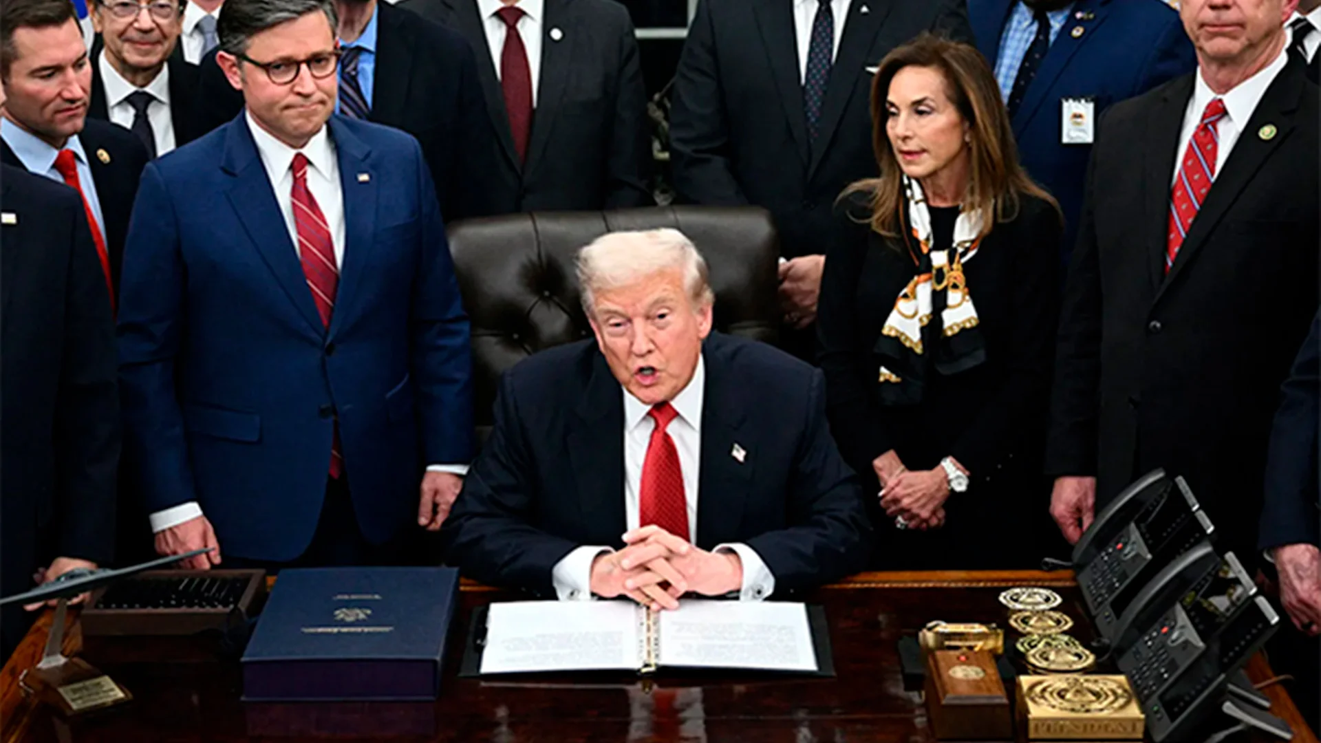 El senador estadounidense Ron Wyden solicita investigar los ‘regalos’ de empresarios suizos a Trump influyeron en la reducción de aranceles a Suiza.