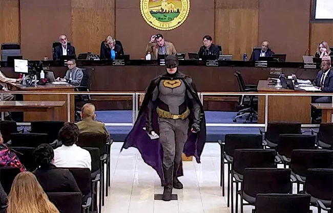 ‘Batman’ increpa a funcionarios de Santa Clara por presencia del ICE en el Super Bowl