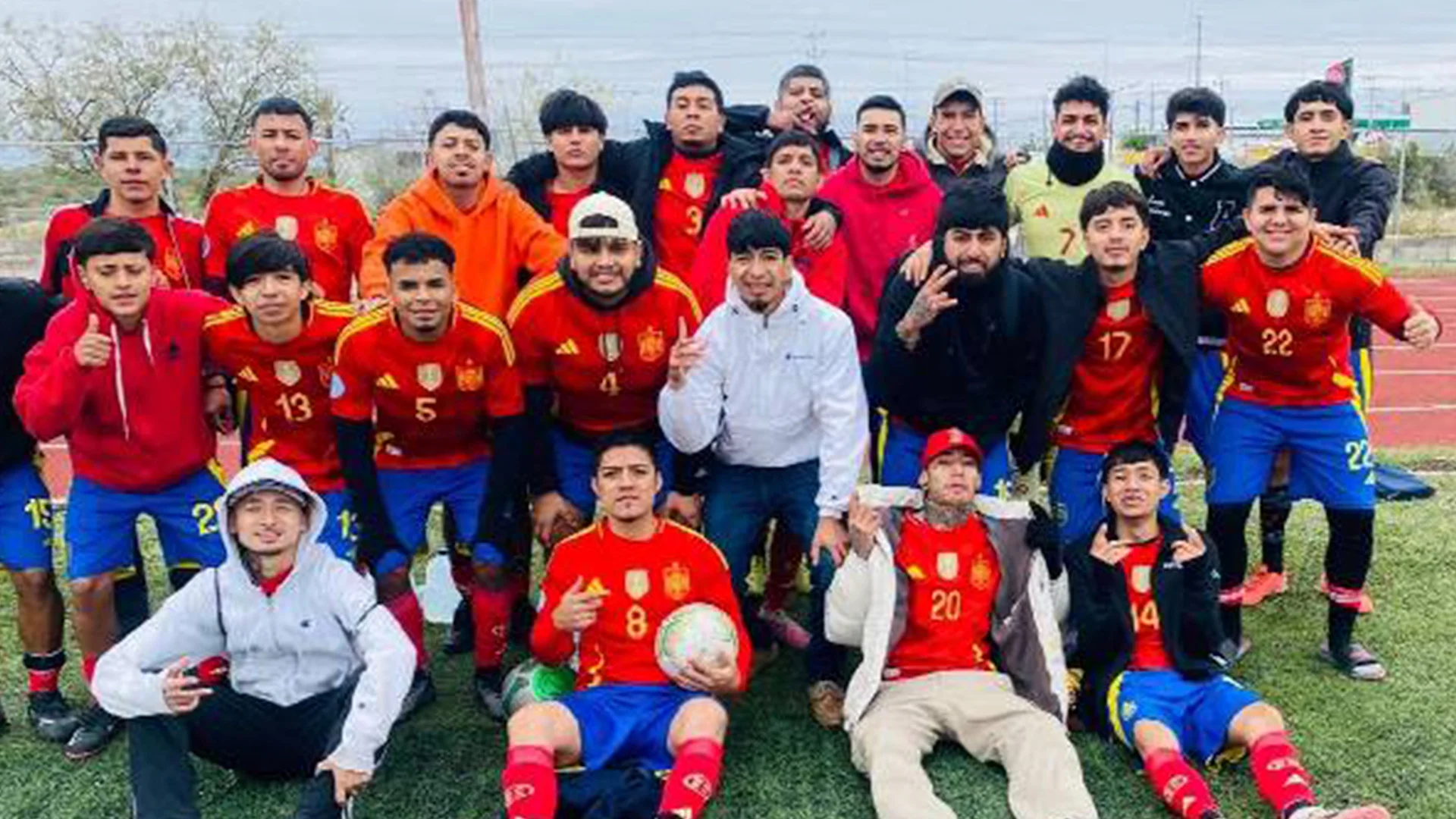 Se invita al público aficionado en general para que asista y apoye sanamente a su equipo favorito.