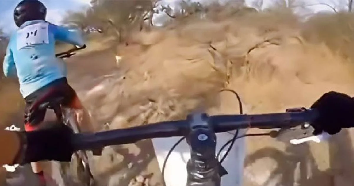 VIDEO: Niño ciclista en Querétaro conmueve al detenerse en plena carrera para ayudar a otros competidores