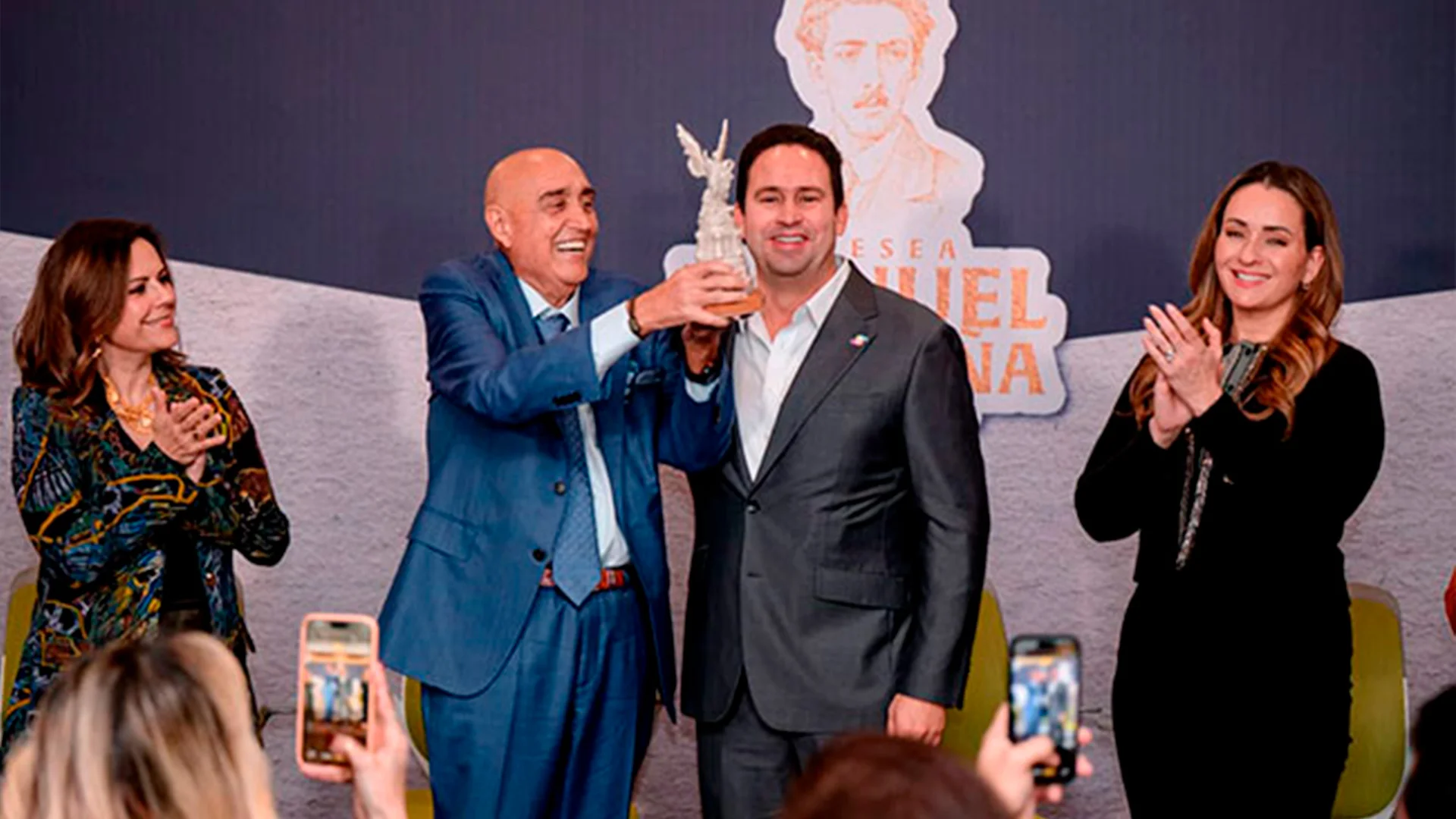 El pasado 2 de diciembre, se le entregó la Presea Manuel Acuña en su edición 2025.