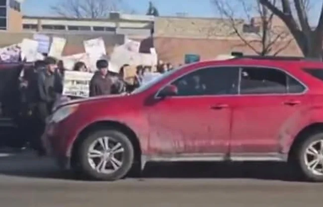 Atropellan a alumna durante protesta contra ICE en secundaria de Nebraska; se reporta grave