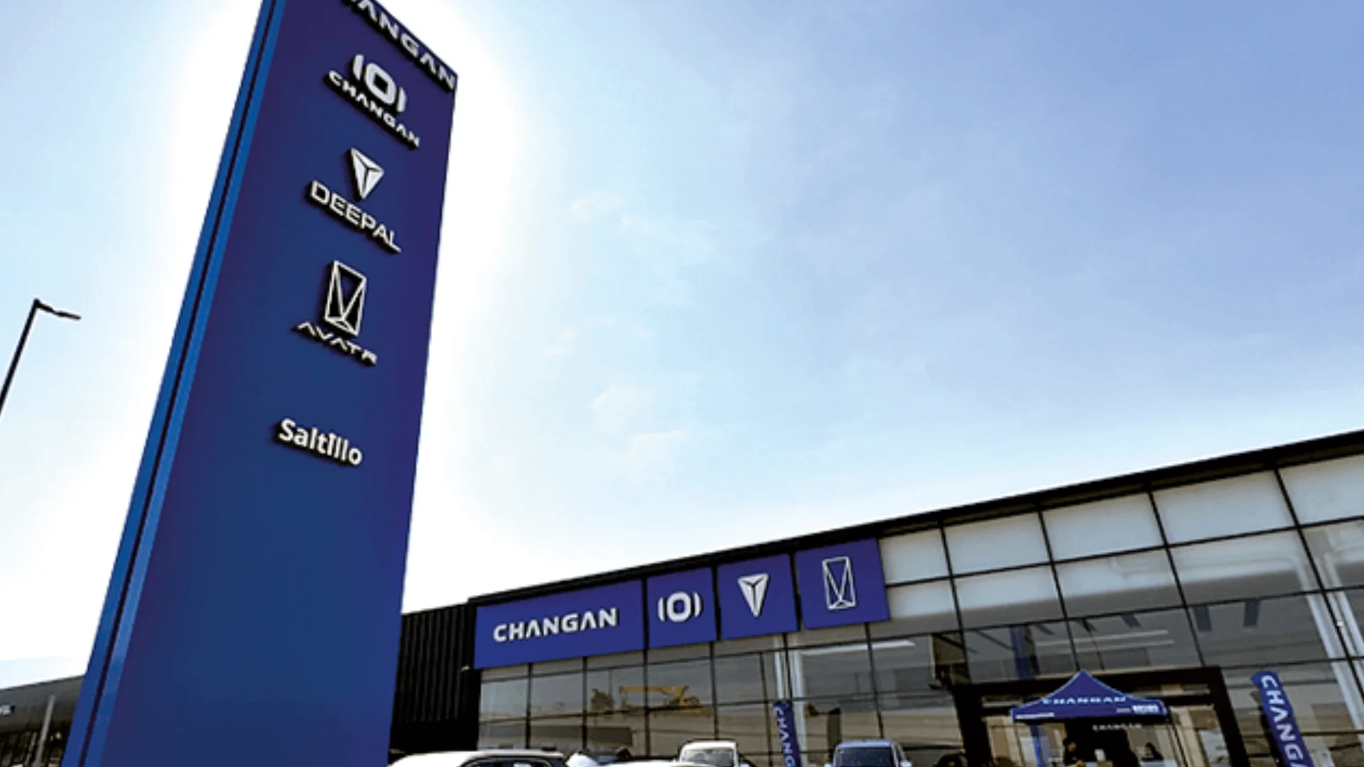 Actúa red criminal dentro de distribuidora automotriz, la cual intenta evadir responsabilidad.