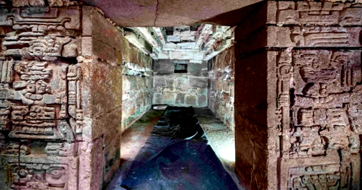 El hallazgo destaca por sus elementos escultóricos y pintura mural, entre ellos representaciones simbólicas asociadas al poder y la muerte.