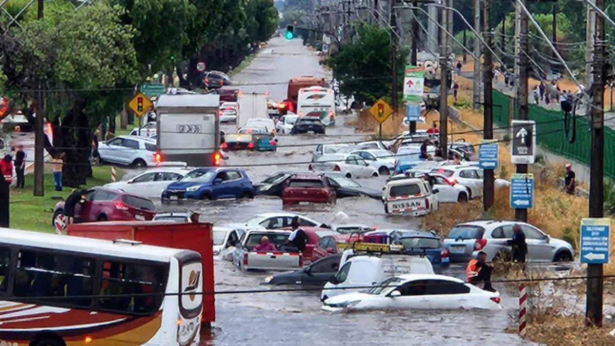 La compuerta de un canal que estaba cerrada, llevó a que el agua terminara colapsando la calle, afectando a vehículos