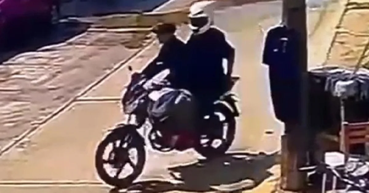 Delincuentes queman restaurante en Coatzacoalcos y queda grabado en video