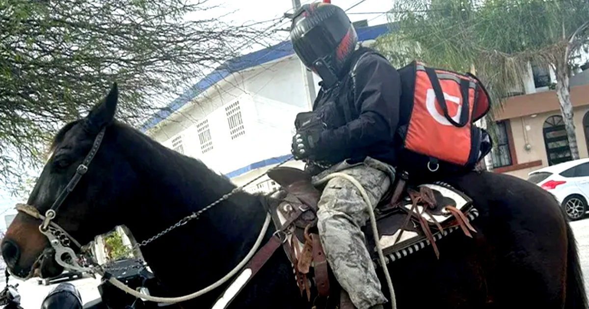 El contraste entre la tecnología de la aplicación móvil y el transporte tradicional ha generado una ola de comentarios positivos en redes sociales.