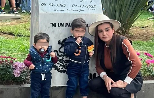 Develan placa en memoria de Carlos Manzo a tres meses de su asesinato