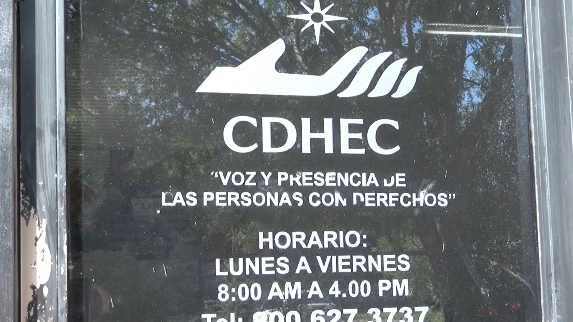 Si ésta persona estuviera manejando traficó de influencias para ocultar sus ingresos o para ver la manera de sacar beneficio de su cargo, en éste caso sí se pudiera recibir la queja de la mujer.