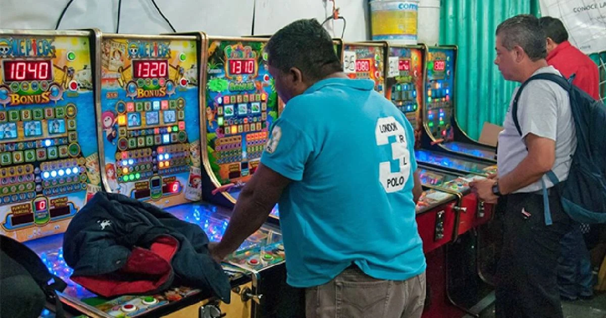 Marina aseguró máquinas tragamonedas vinculadas al crimen organizado en Bahía de Banderas y detuvo a generadores de violencia en Acapulco.
