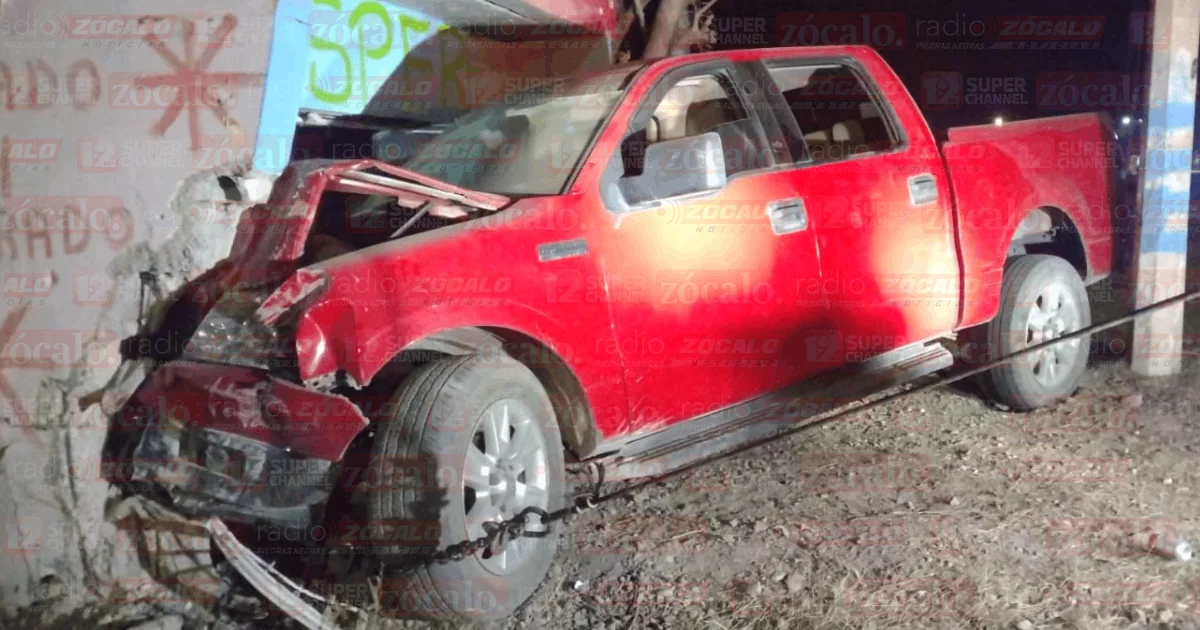 Conductor de Nueva Rosita, Coahuila, protagonizó aparatoso choque en la Villa de Palaú, la noche de este miércoles, donde fue detenido por agentes de Mando Coordinado, para ser puesto a disposición de la FGE.