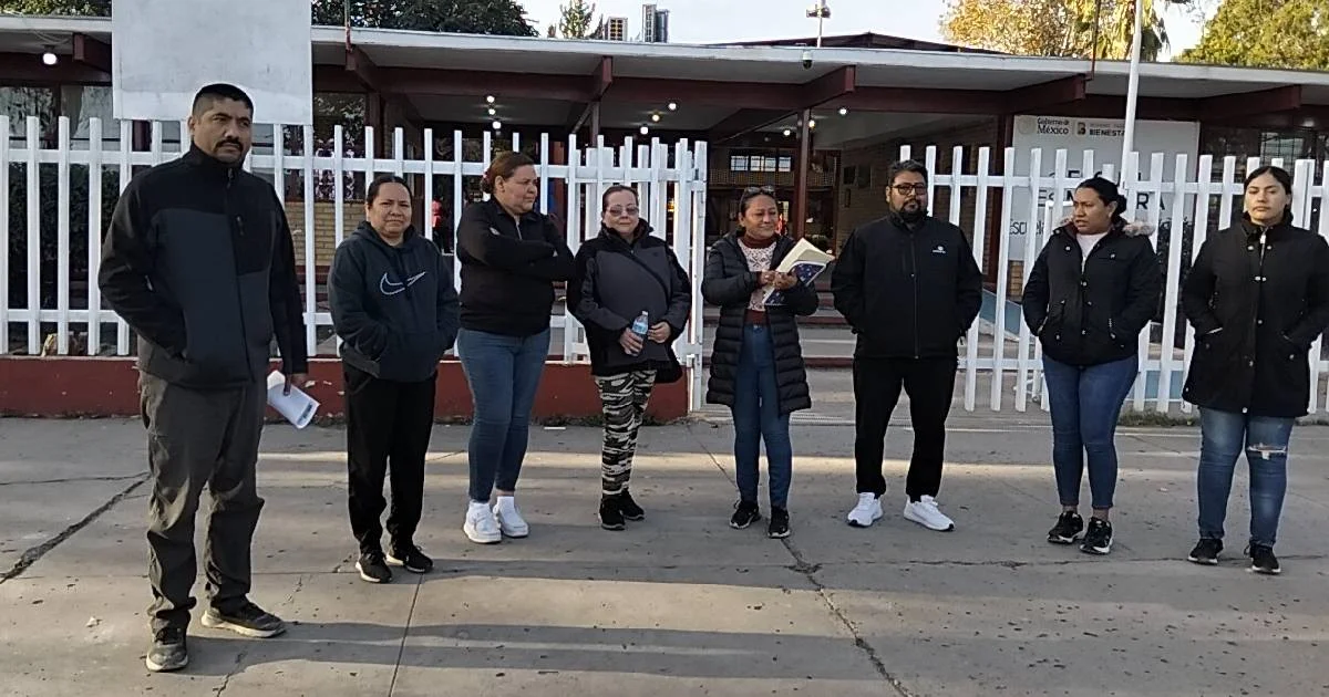 Protestan en Múzquiz afuera de escuela por regreso de maestro acusado de abuso
