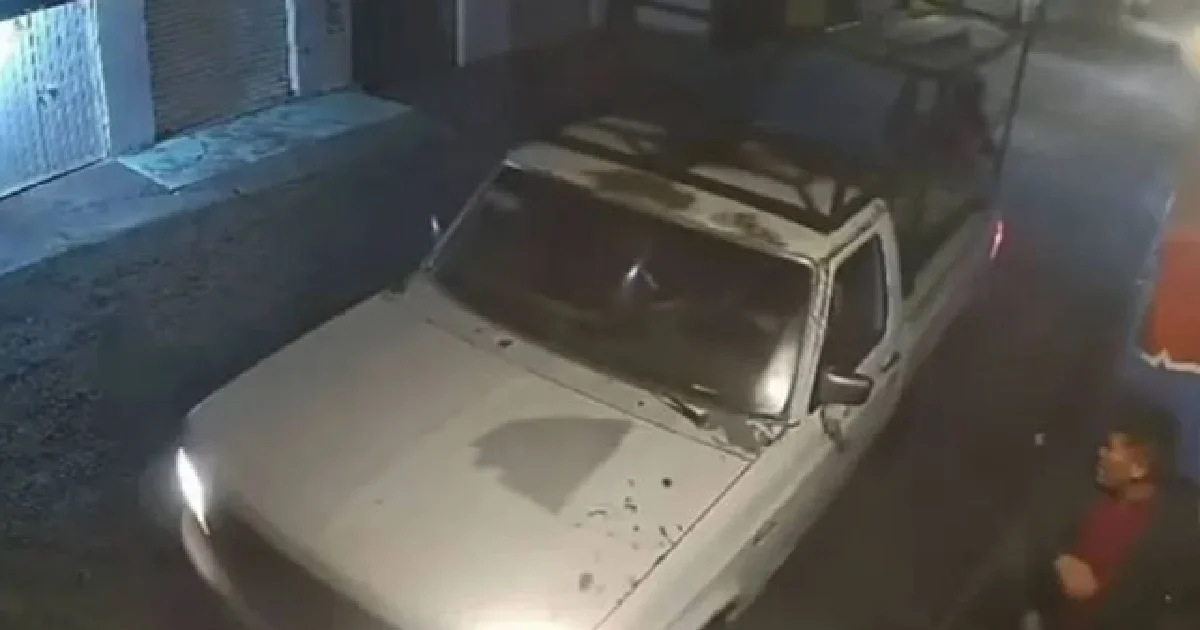 Los asaltantes transitaban en un vehículo del que desciende un sujeto, quien lo amenaza y le exige entregar sus pertenencias.