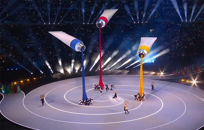 El evento incluye el tradicional desfile de las delegaciones, los mensajes oficiales, los actos artísticos y el encendido del pebetero olímpico.