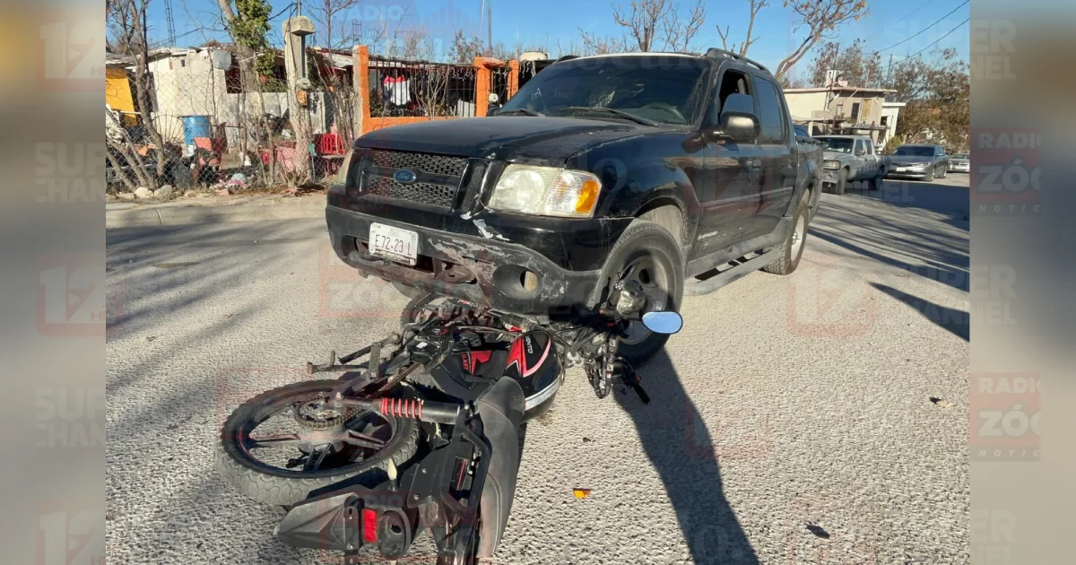 Motociclista resulta lesionado tras choque con camioneta en la colonia Tierra y Esperanza de Piedras Negras. El conductor fue trasladado a un hospital.