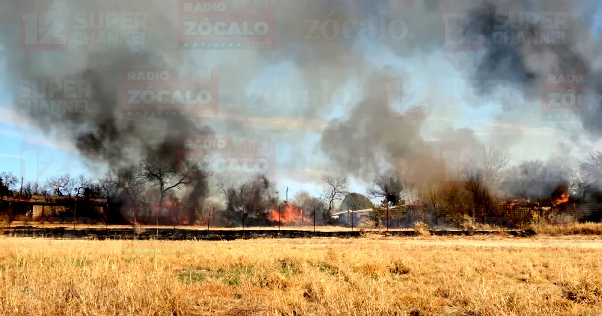 Incendio en Eagle Pass consume vivienda deshabitada y lotes. Bomberos controlan el fuego tras horas de trabajo; no se reportan heridos.