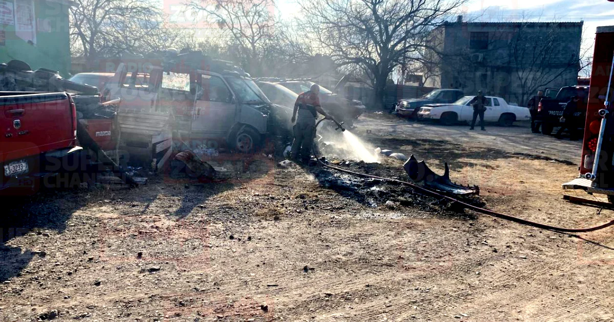 Se incendia vehículo en deshuesadero de la colonia Presidentes