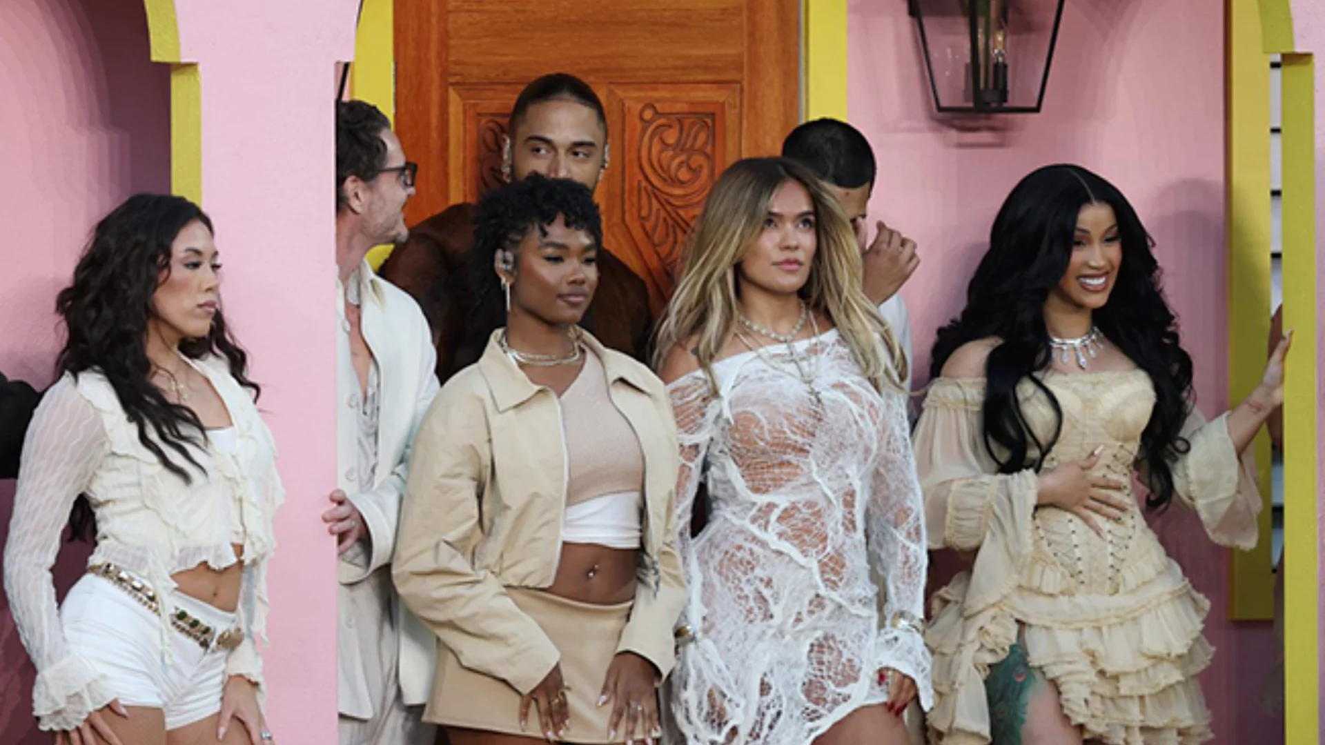 Fiel a su estilo, su cultura y, cómo no, a su propia gira Debí Tirar Más Fotos World Tour, el puertorriqueño llevó consigo ‘la Casita'.