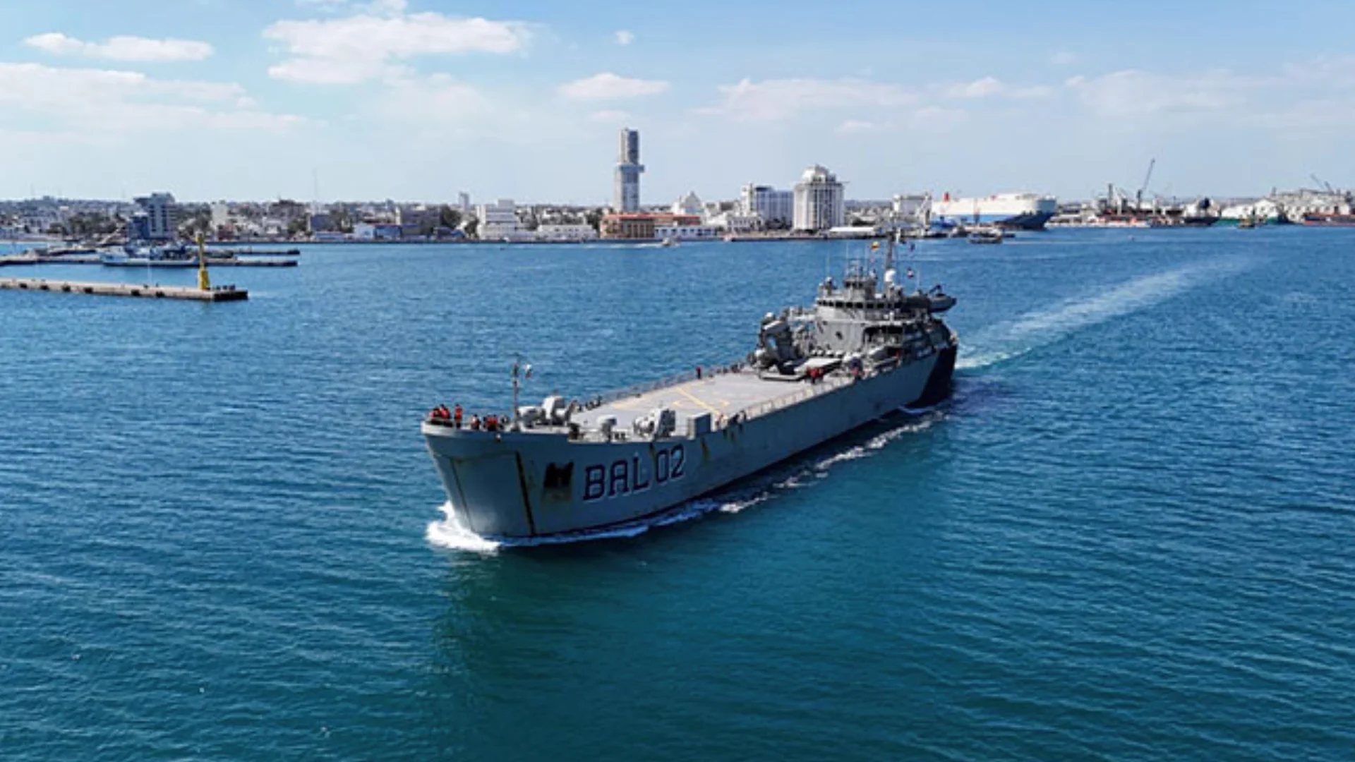 Dos barcos militares partieron de México este domingo dentro de los esfuerzos de la presidenta Sheinbaum.