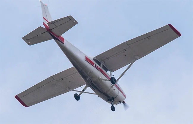 Aeronave se estrella sobre autos en una avenida de Georgia