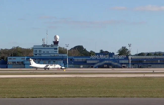 Cuba sin combustible para aviones: el turismo se desploma por el bloqueo petrolero de EU