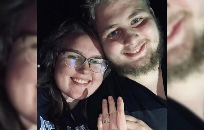 Hallie Tobler, hija del candidato Jeff Johnson, fue apuñalada por su esposo en aparente homicidio-suicidio. Él sobrevivió y está arrestado.