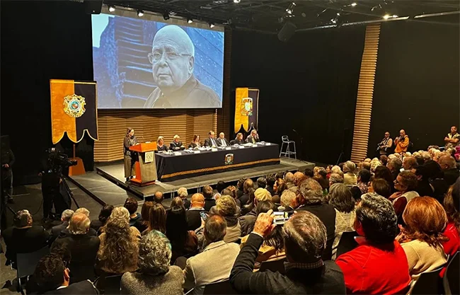 El sociólogo y promotor cultural se mostró conmovido en la ceremonia presidida por el rector de la máxima casa de estudios, Leonardo Lomelí Vanegas.