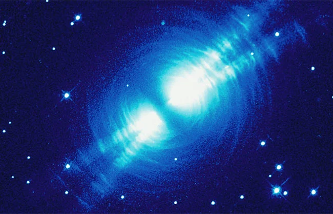 Los patrones simétricos captados por el Hubble son demasiado ordenados para proceder de una explosión violenta como una supernova.